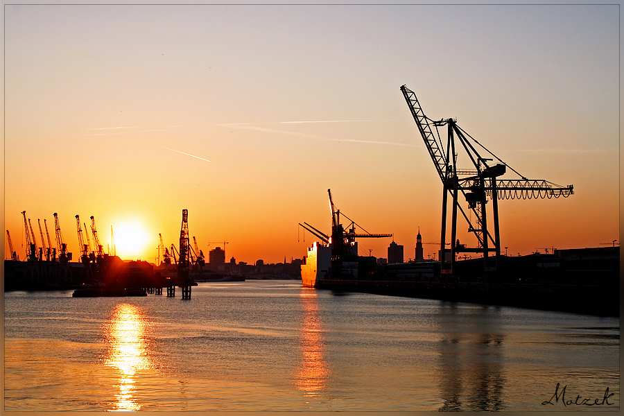 Freihafen bei Sonnenuntergang Foto von Hamburg Hafen Sonnenuntergang Kräne Schiffe