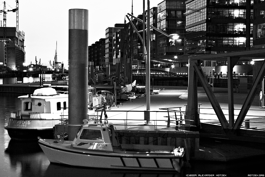 Hamburg - Hafencity Foto von Hamburg Hafencity Steg Schwarz Weiß