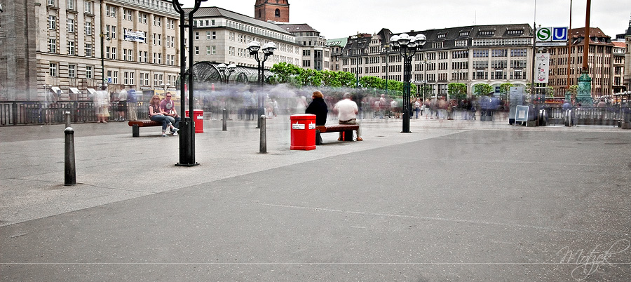 Hamburg 1000x Foto von Hamburg Rathausmarkt Graufilter Belichtung Fußänger