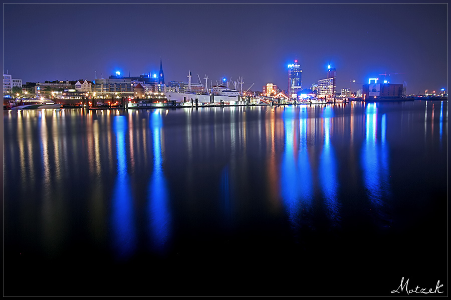 Cap Sandiego und Hafencity Foto von Hamburg Skyline Nacht Cap Sandiego Hafencity