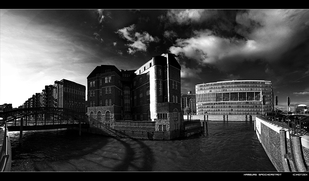 Speicherstadt UltraWide Foto von Hamburg Speicherstadt Panorama Schwarz Weiß