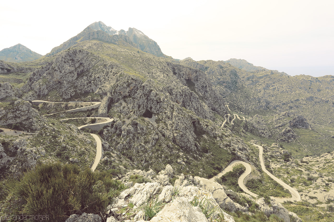 Foto von Winding roads carve through the rugged Tramuntana mountains, embracing Escorca's wild beauty in Mallorca, Spain.
