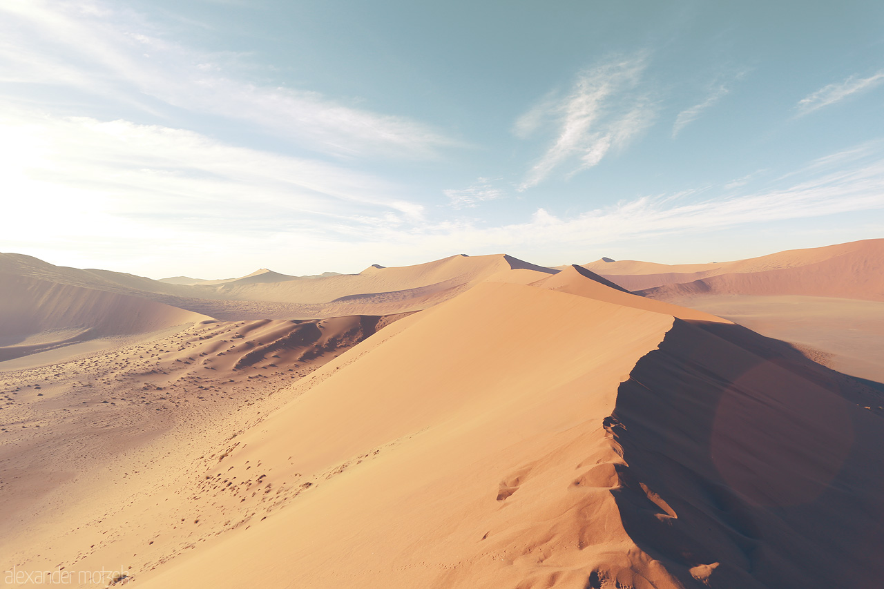 Foto von Crested dunes in arid splendor—Sossusvlei's orange sea imprinted by wind.