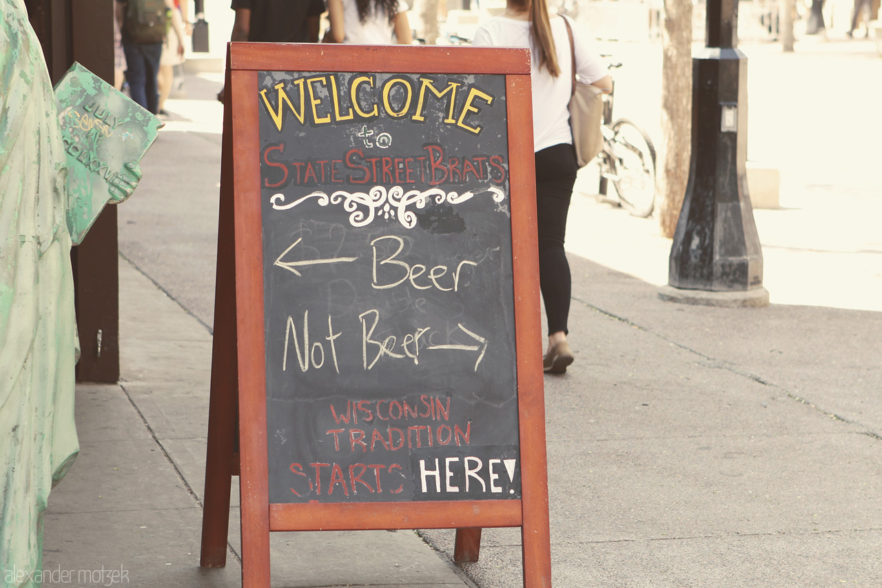 Beer or Not Beer Foto von Schild in Madison Beer or Not Beer mit Pfeilen
