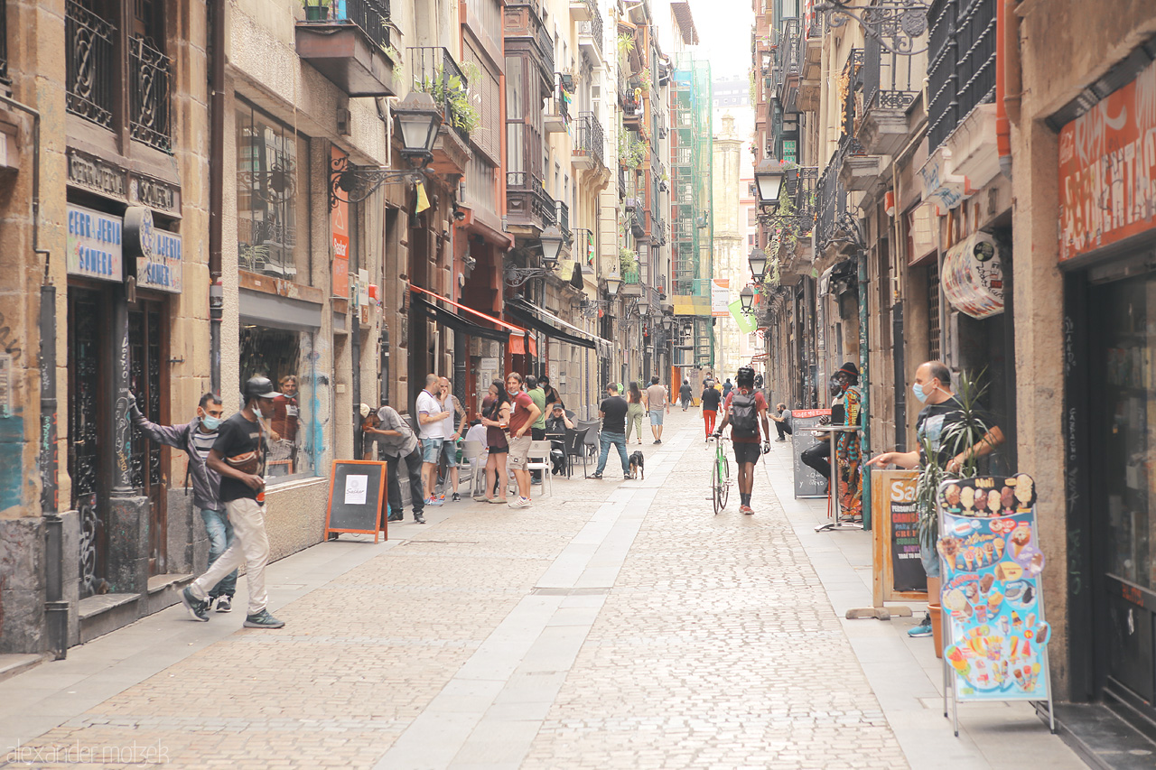 Foto von A bustling street scene in Bilbao, capturing the charm of the Basque Country.