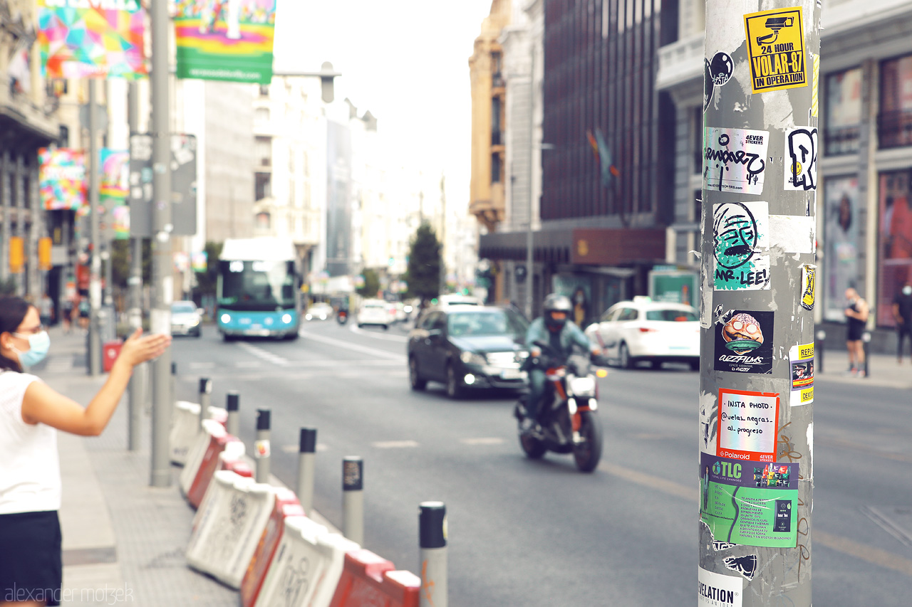 Foto von An urban snapshot of Madrid, blending street art stickers with the city's dynamic backdrop.