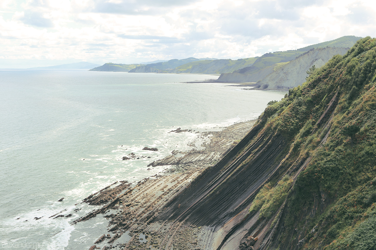 Foto von Capturing the serene Basque coast in Deba, with striated cliffs descending into the Bay of Biscay.