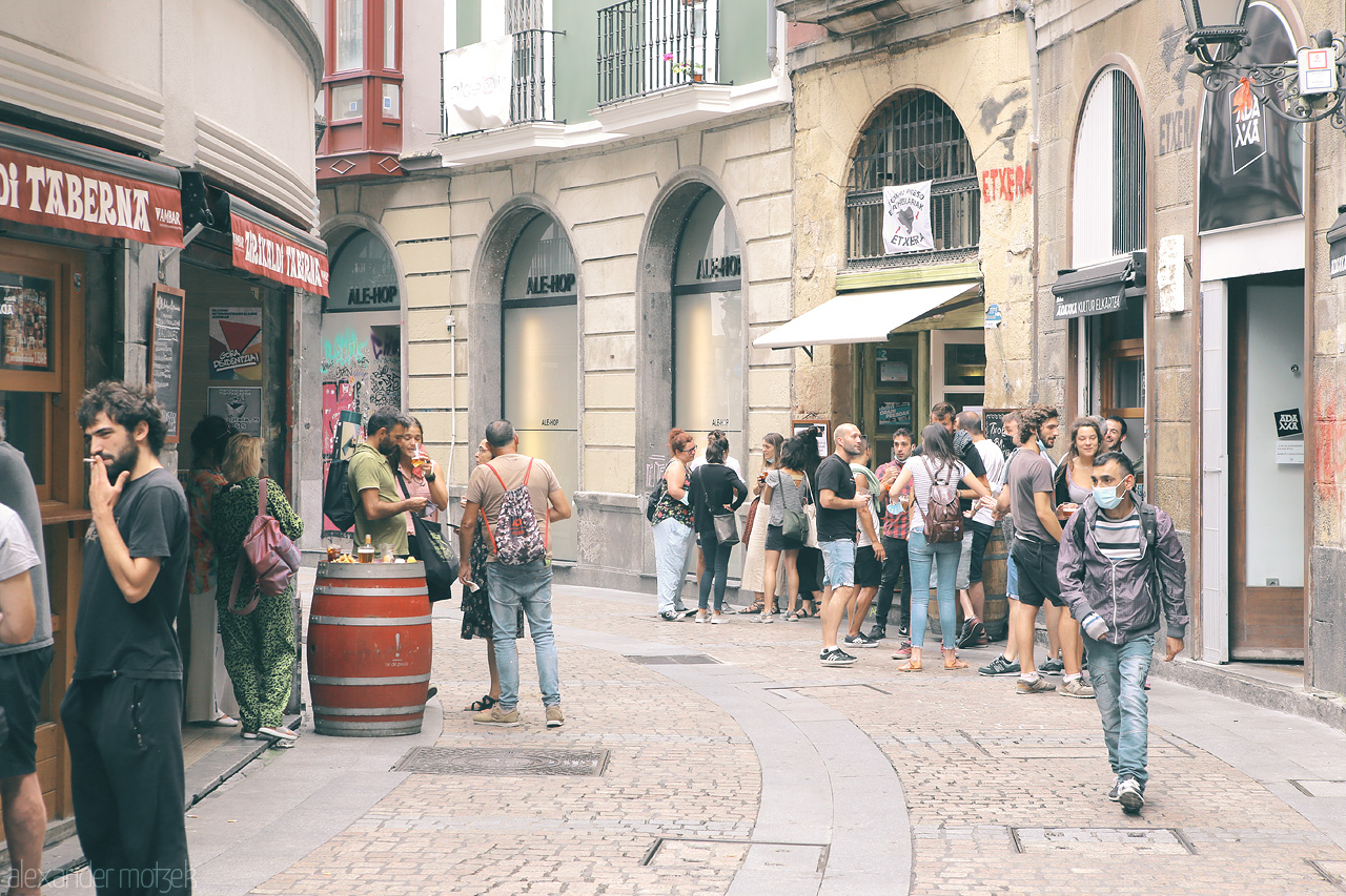 Foto von Crowds meander Bilbao's cobblestone streets, immersed in the casual bustle of Basque life.