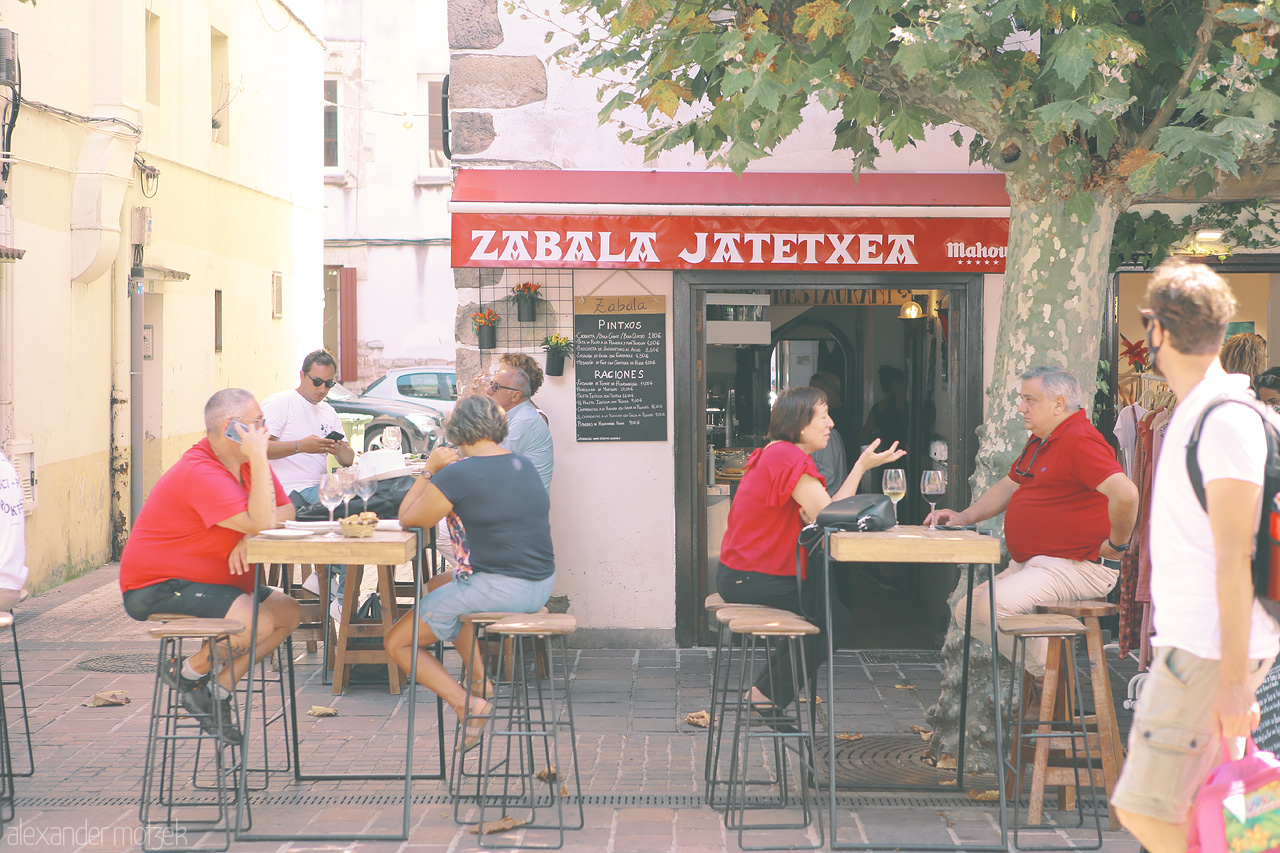 Foto von Lively street dining scene outside 'Zabala Jatetxea' in Hondarribia, capturing the essence of Basque conviviality.