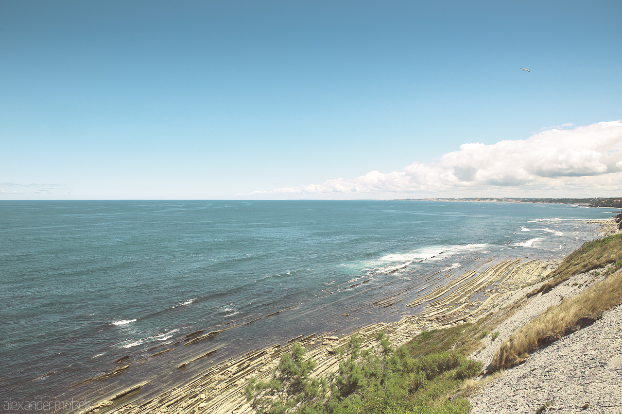 Foto von Vivid shoreline contrasts under Urrugne skies, where the Atlantic caresses France's Basque coast.