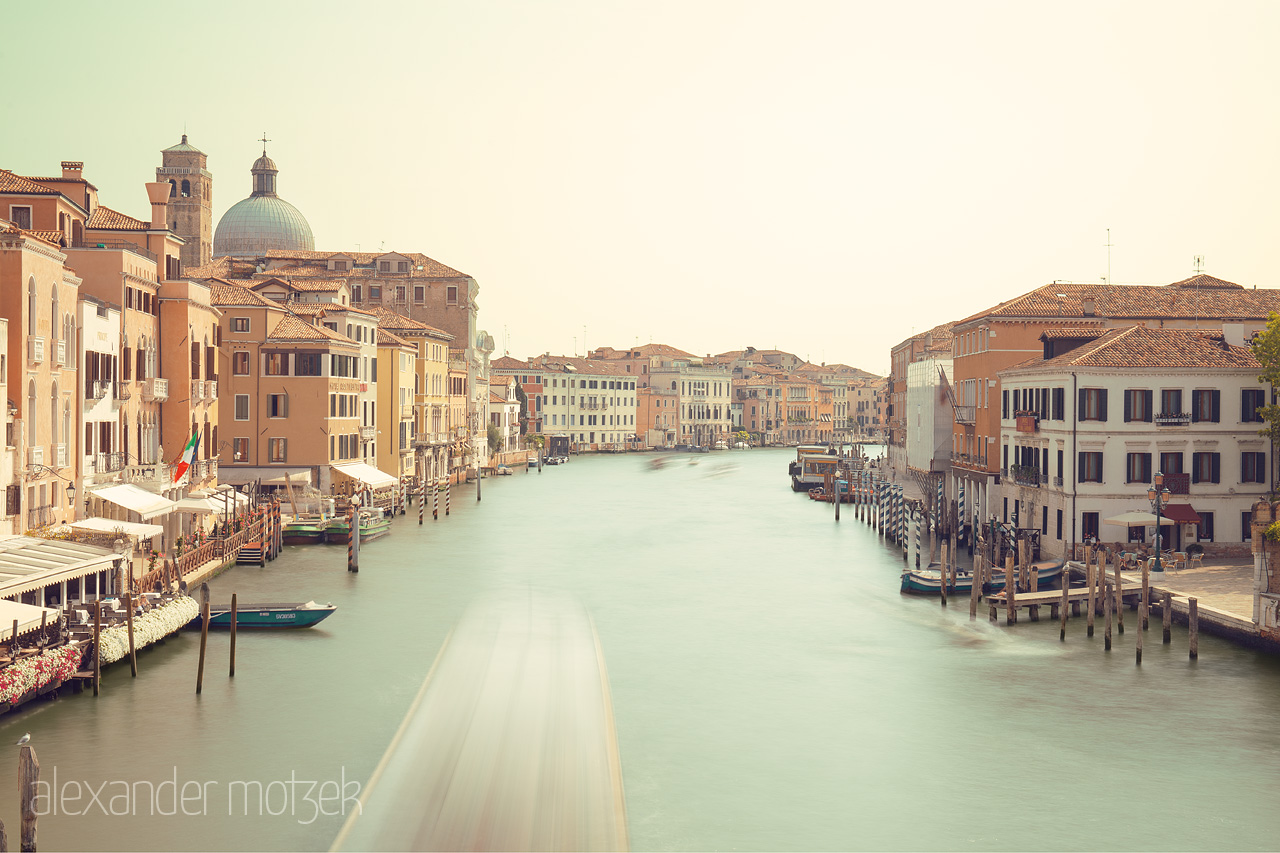 Foto von A serene capture of Venice's timeless canals, with moving gondolas and historic architecture under a soft sky.