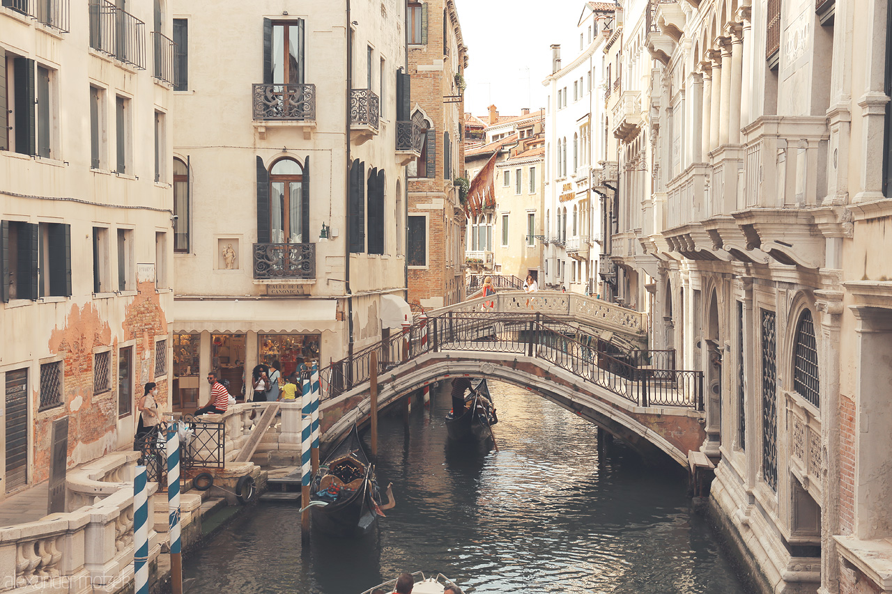 Foto von A serene snapshot of Venice's life, capturing the elegance of its waterways and bridges.
