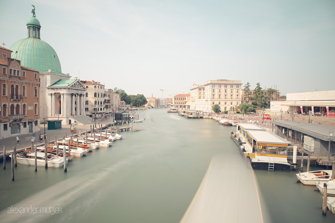 Foto von A tranquil capture of Venice's grand canals, flanked by historic architecture and gondolas, under the Italian sun.