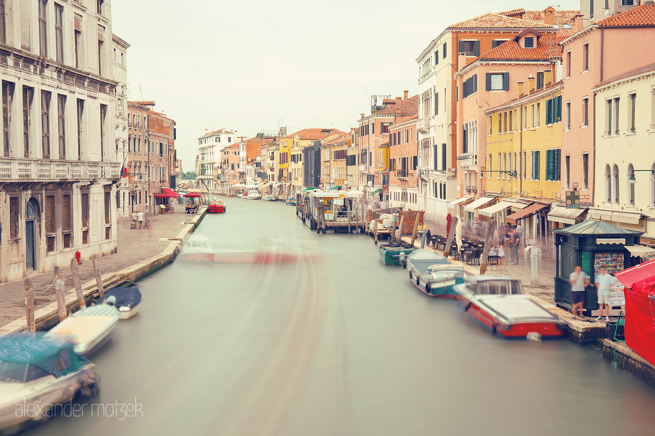 Foto von Long-exposure captures the serene flow of Venice's canals, flanked by vibrant architecture and buzzing life.