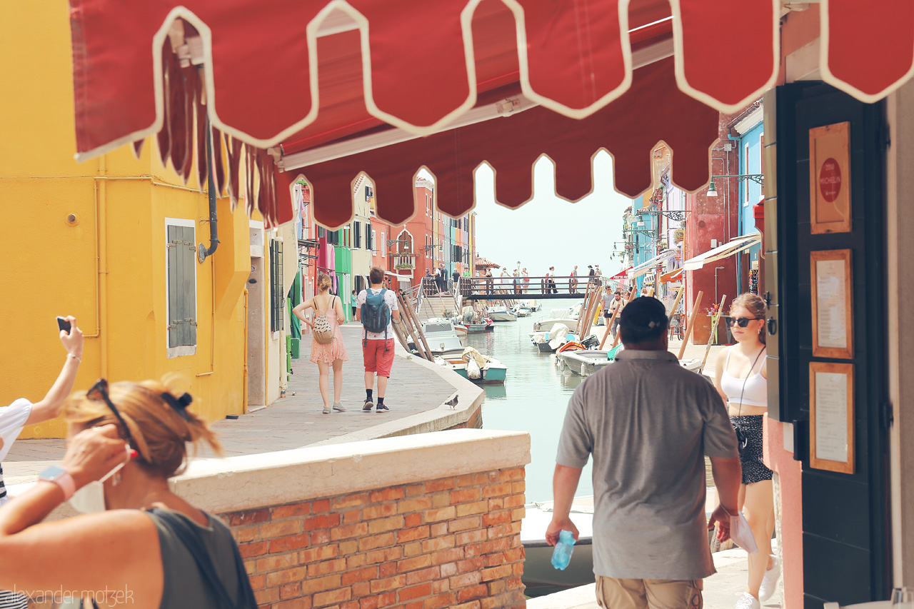 Foto von Vibrant canal life under Venetian sun, with colorful facades and leisurely strolls.