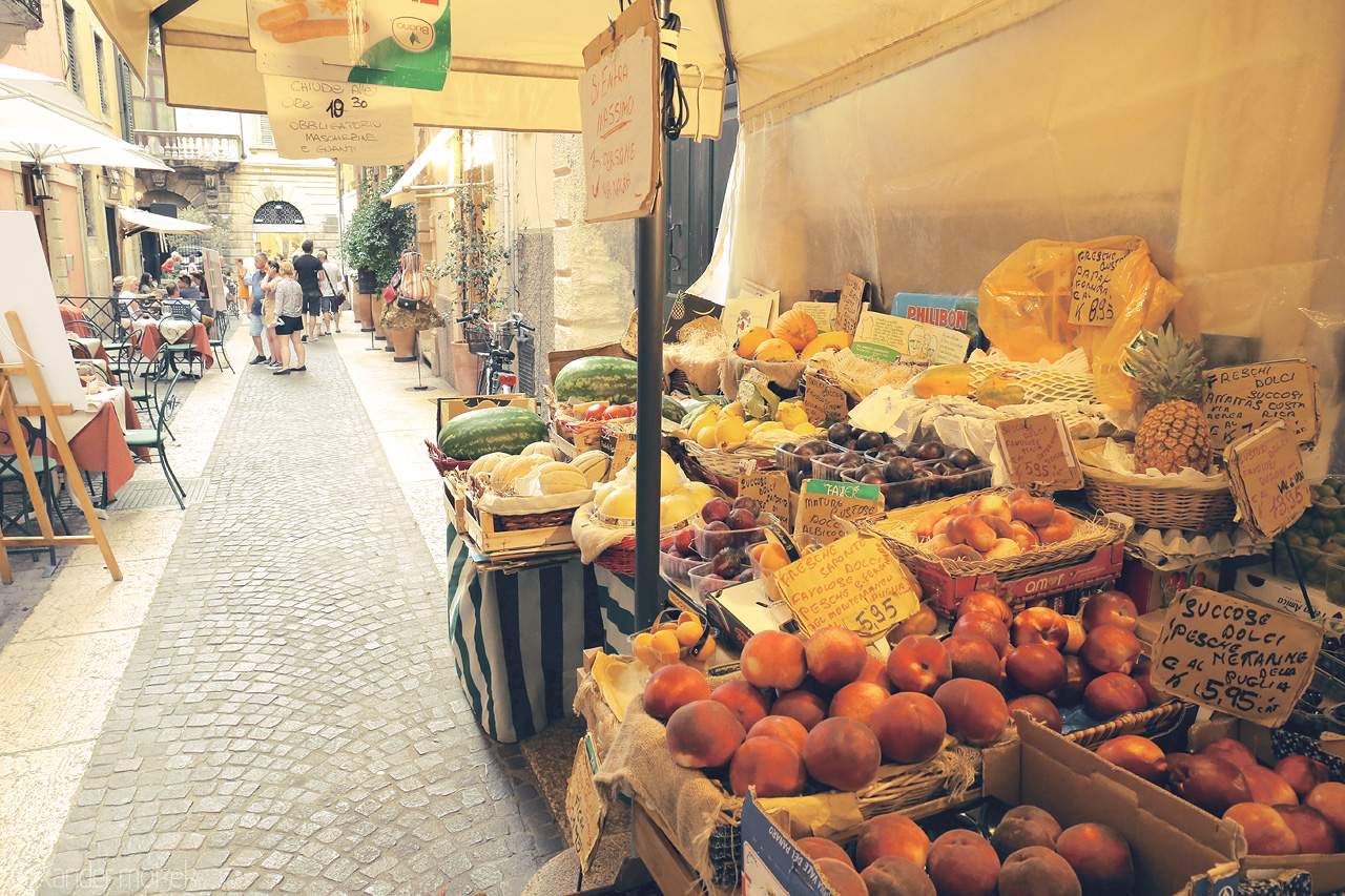 Foto von Vibrant market scene capturing the essence of Verona with fresh, colorful produce and busy locals.
