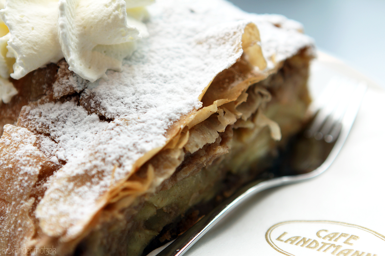 Wiener Apfelstrudel Foto von Wiener Apfelstrudel im Cafehaus Landmann