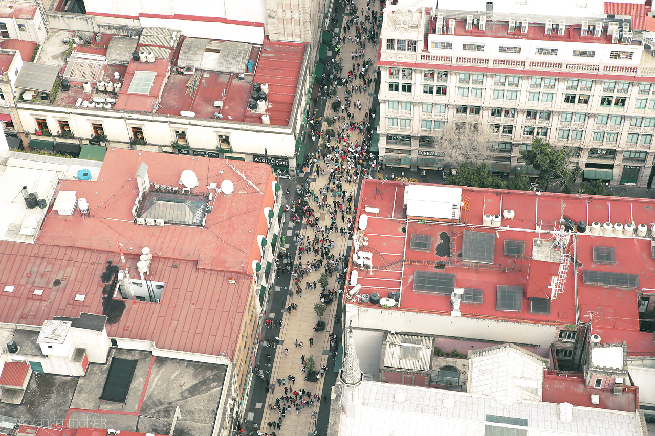 Ciudad Caleidoscopio Foto von A bird's-eye view of bustling CDMX, with people dotting the streets between architectural reds.