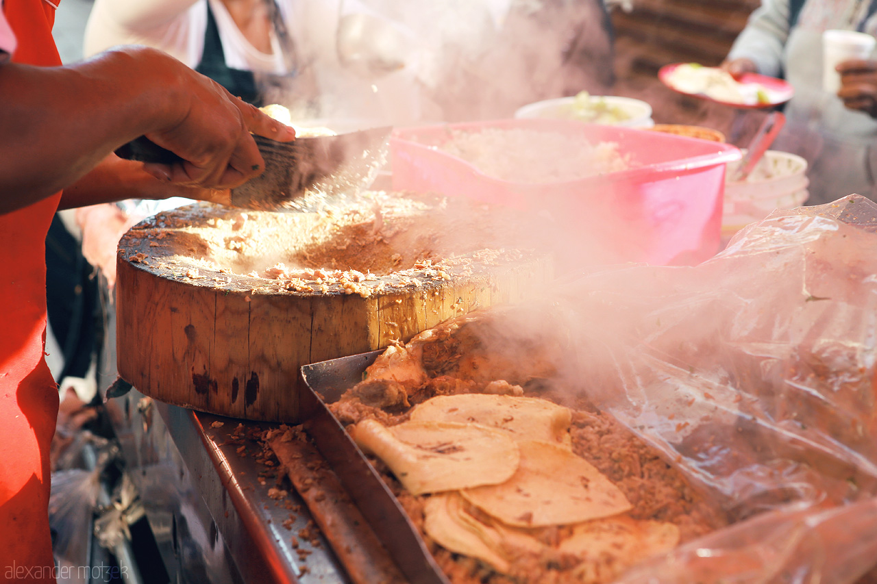 Sazón Cuauhtémoc Foto von A bustling street food scene in Cuauhtémoc, Mexico City, with steaming tacos and vibrant local life.
