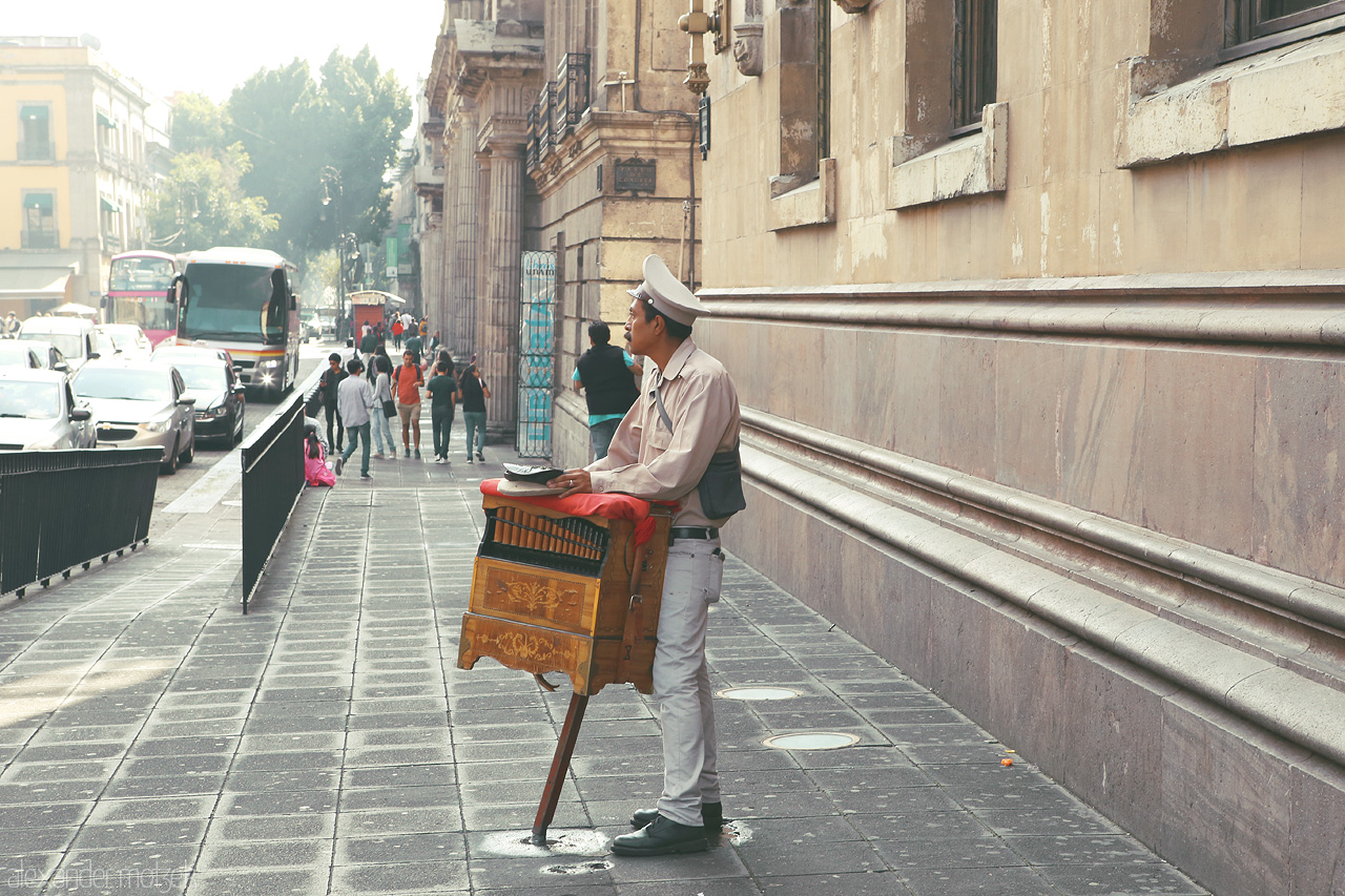 Serenata CDMX Foto von A lone organillero in Cuauhtémoc enchants passersby with traditional tunes on the bustling streets of Mexico City.