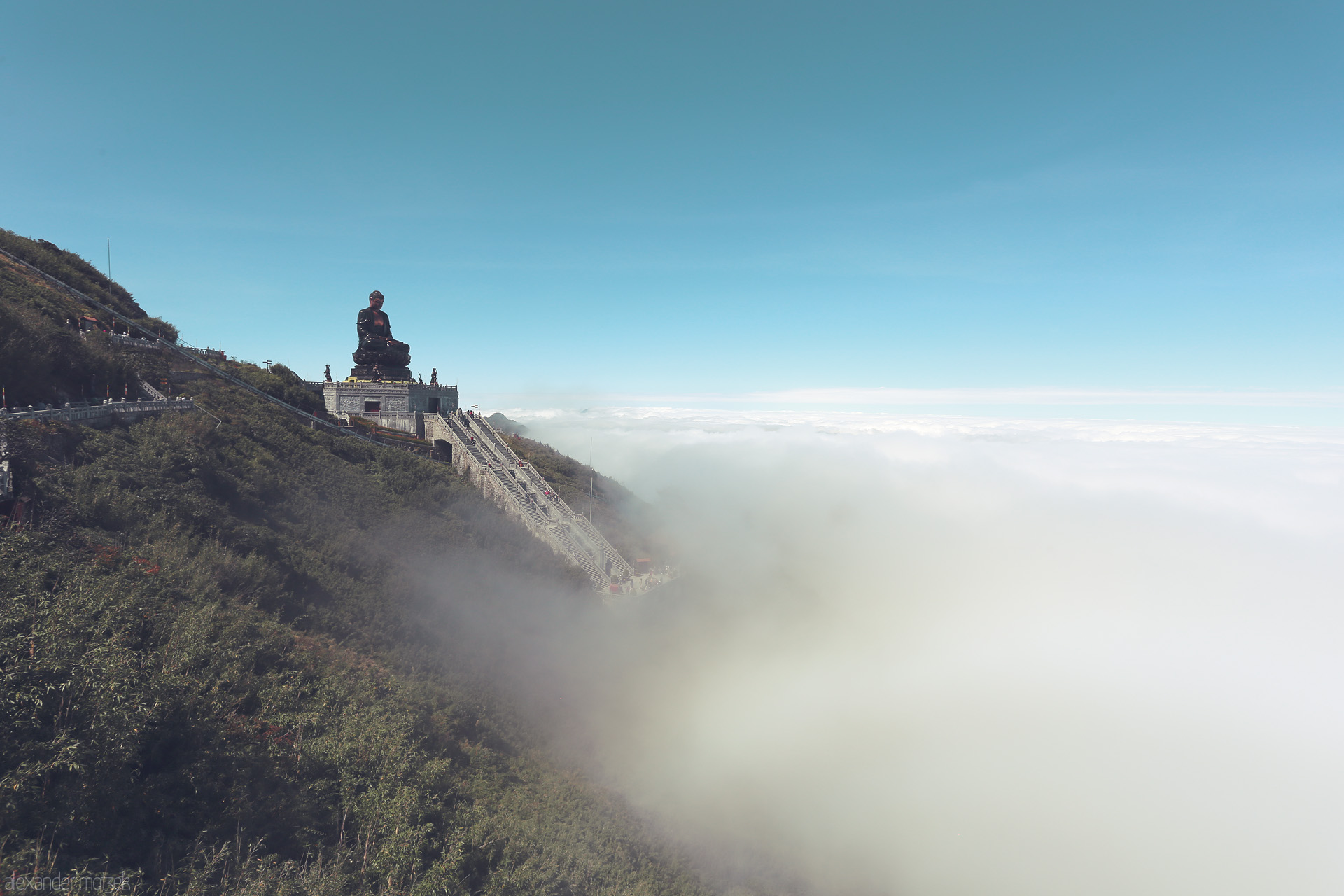 Foto von A majestic Buddha overlooks Fansipan’s misty summit, where sky meets earth in Sapa, Vietnam—peace rising above the clouds.