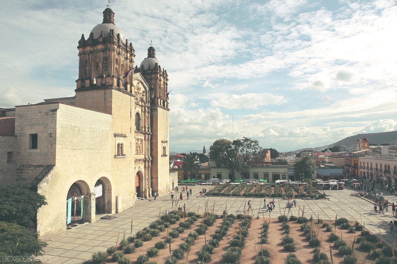 Oaxaca Luz Foto von A radiant day over Santo Domingo de Guzmán church in the heart of Oaxaca, Mexico.