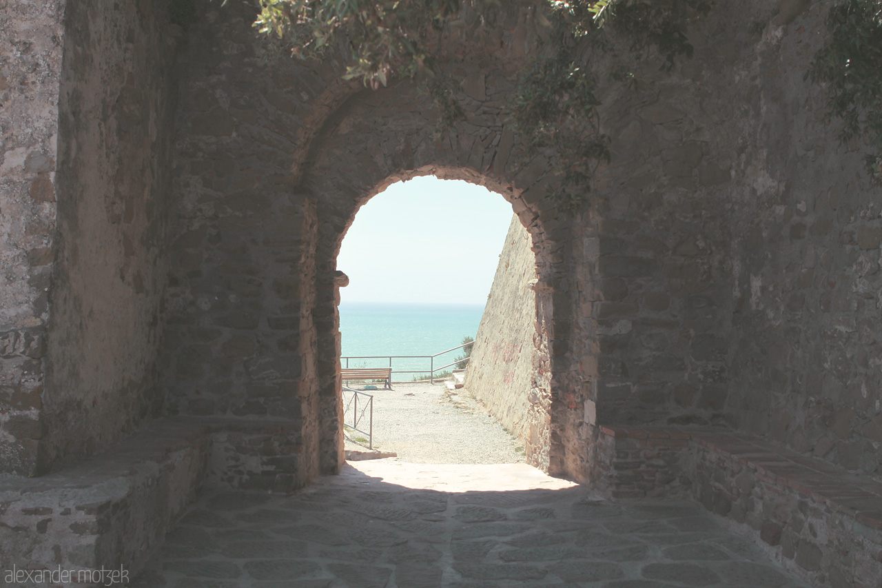 Ombra Toscana Foto von A sunlit archway invites you to the tranquil Mediterranean, capturing Tuscany's timeless allure.