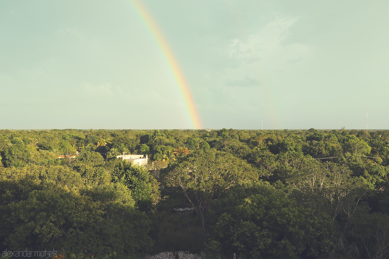 Arcoíris Izamaleño Foto von A vibrant rainbow arcs over the lush greenery of Izamal, Yucatán, embracing the serene landscape.