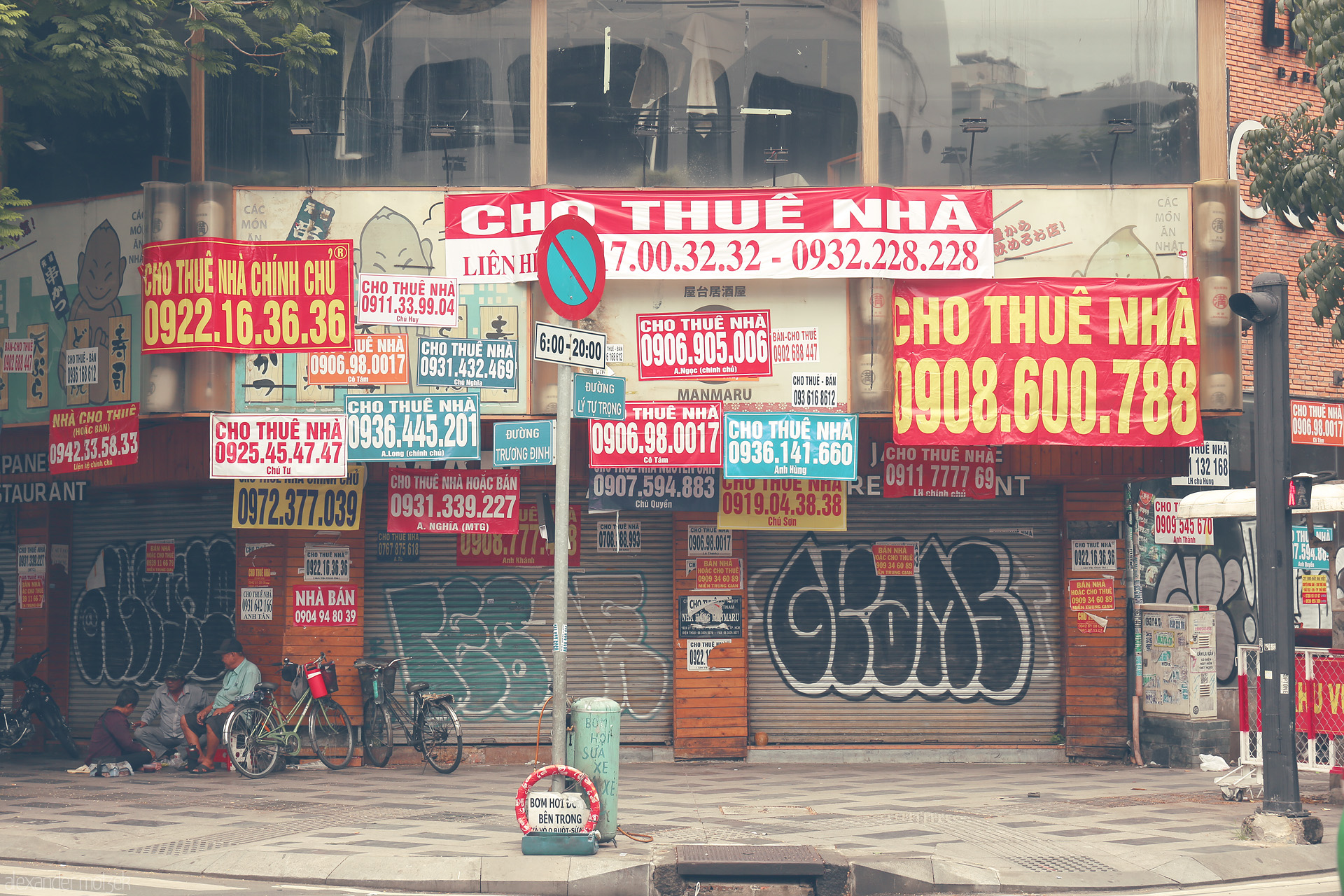 Foto von A vivid tangle of rental signs overshadows a shuttered storefront in the heart of Saigon, Ho Chi Minh City, Vietnam.