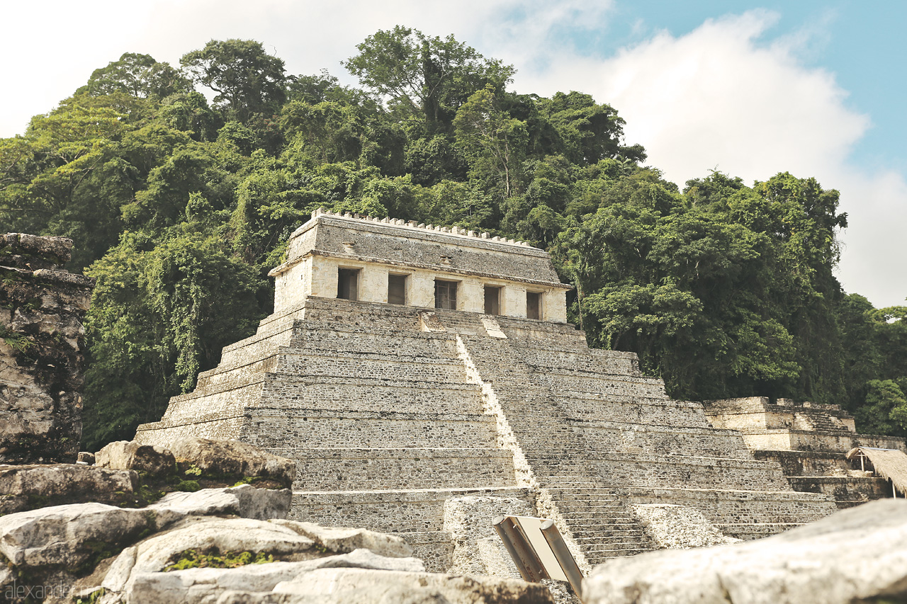 Palenque Pinnacle Foto von Ancient Mayan pyramid at Palenque, veiled by lush Chiapas jungle.