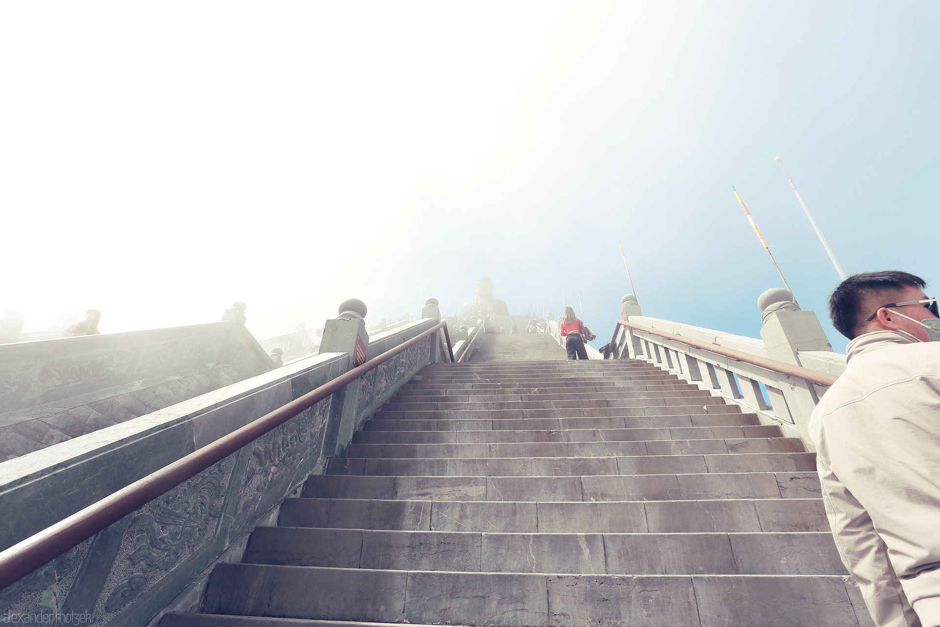 Foto von Ascending the misty stone stairs of Fansipan, Sapa—where humans climb skyward through ethereal clouds in Vietnam's highlands.