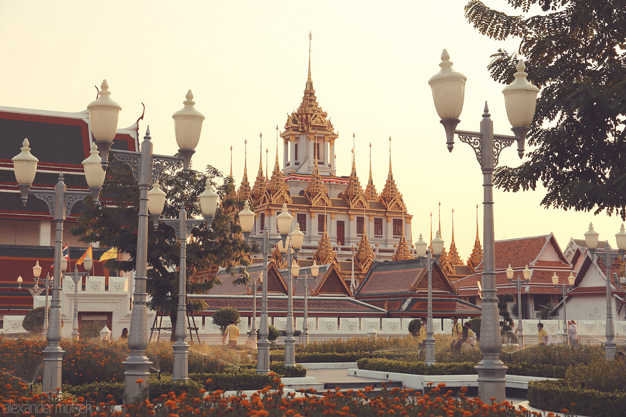 Foto von A tranquil evening at Ban Phan Thom, Bangkok, with golden spires and serene gardens, capturing the essence of Thai elegance and peace.