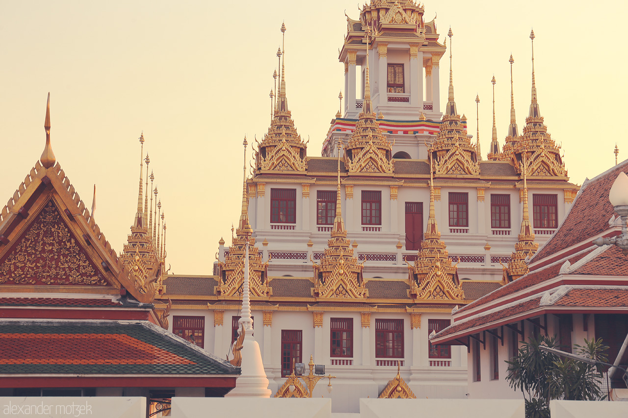 Foto von Discover the golden spires of Ban Phan Thom in Bangkok, where ornate details meet serene skies in a breathtaking architectural vista.