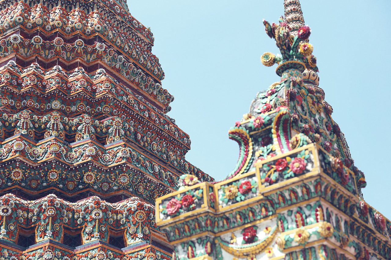 Foto von Intricate details of Phra Borom's vibrant temple architecture in Bangkok, Thailand, showcasing stunning patterns and colors under a clear blue sky.