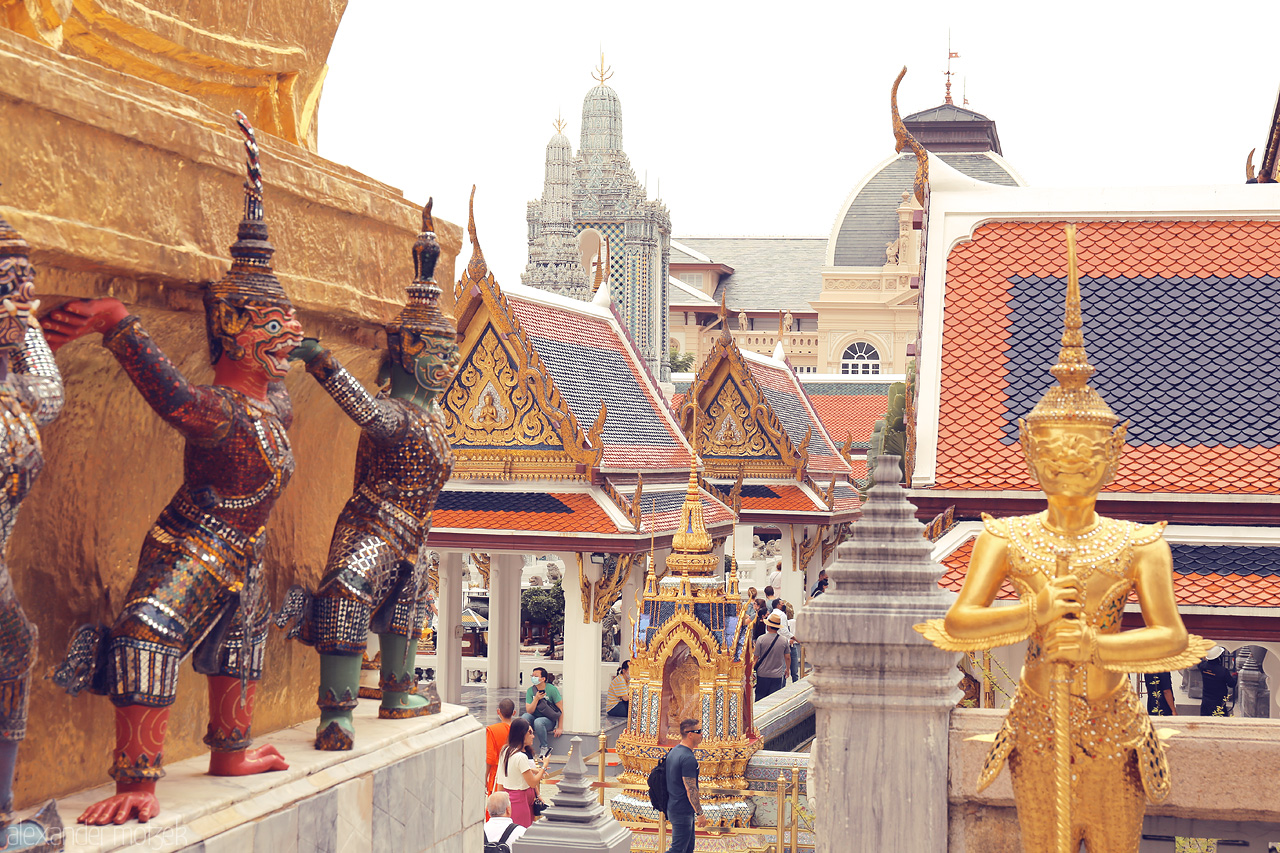 Foto von Vibrant guardians and ornate roofs dazzle at Phra Borom Maha Ratchawang, Bangkok. A feast of traditional Thai architecture.