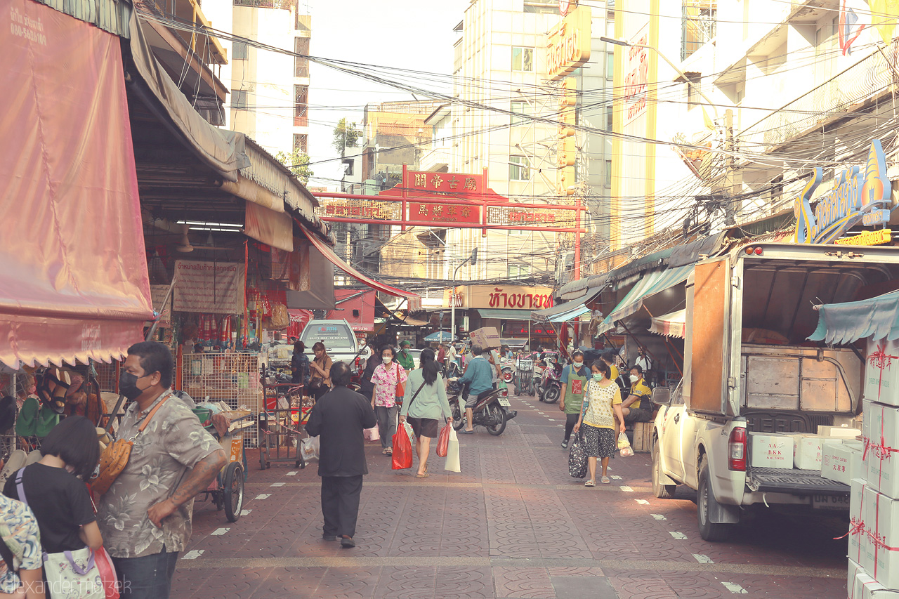 Foto von Vibrant morning in Chakkrawat, Bangkok showcasing bustling streets, lively market stalls, and a touch of local culture under a warm sun.