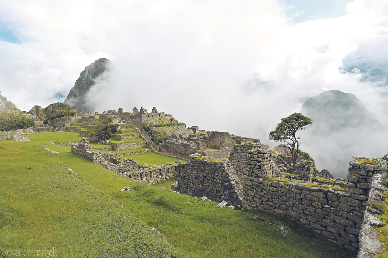 Foto von Blick auf zentralen Platz auf Machu Picchu in den Wolken