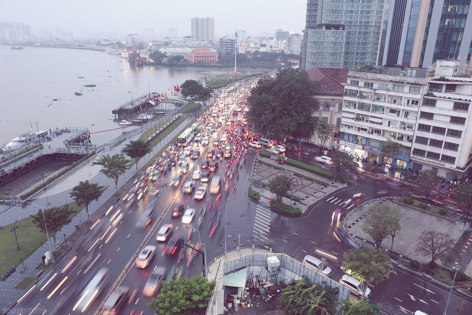 Foto von Blurred traffic pulses beside the Saigon River at Ben Bach Dang, capturing Ho Chi Minh City's vibrant twilight motion.