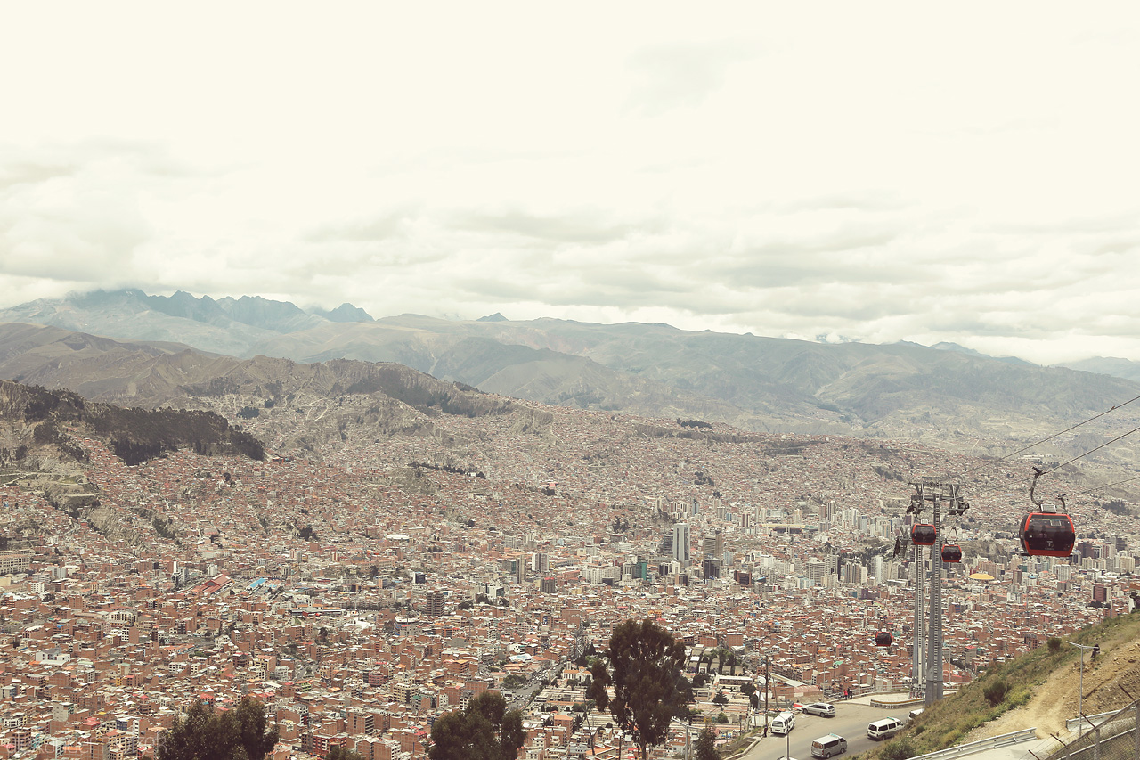 Foto von Blick über La Paz auf die Cordillera Real mit Seilbahn