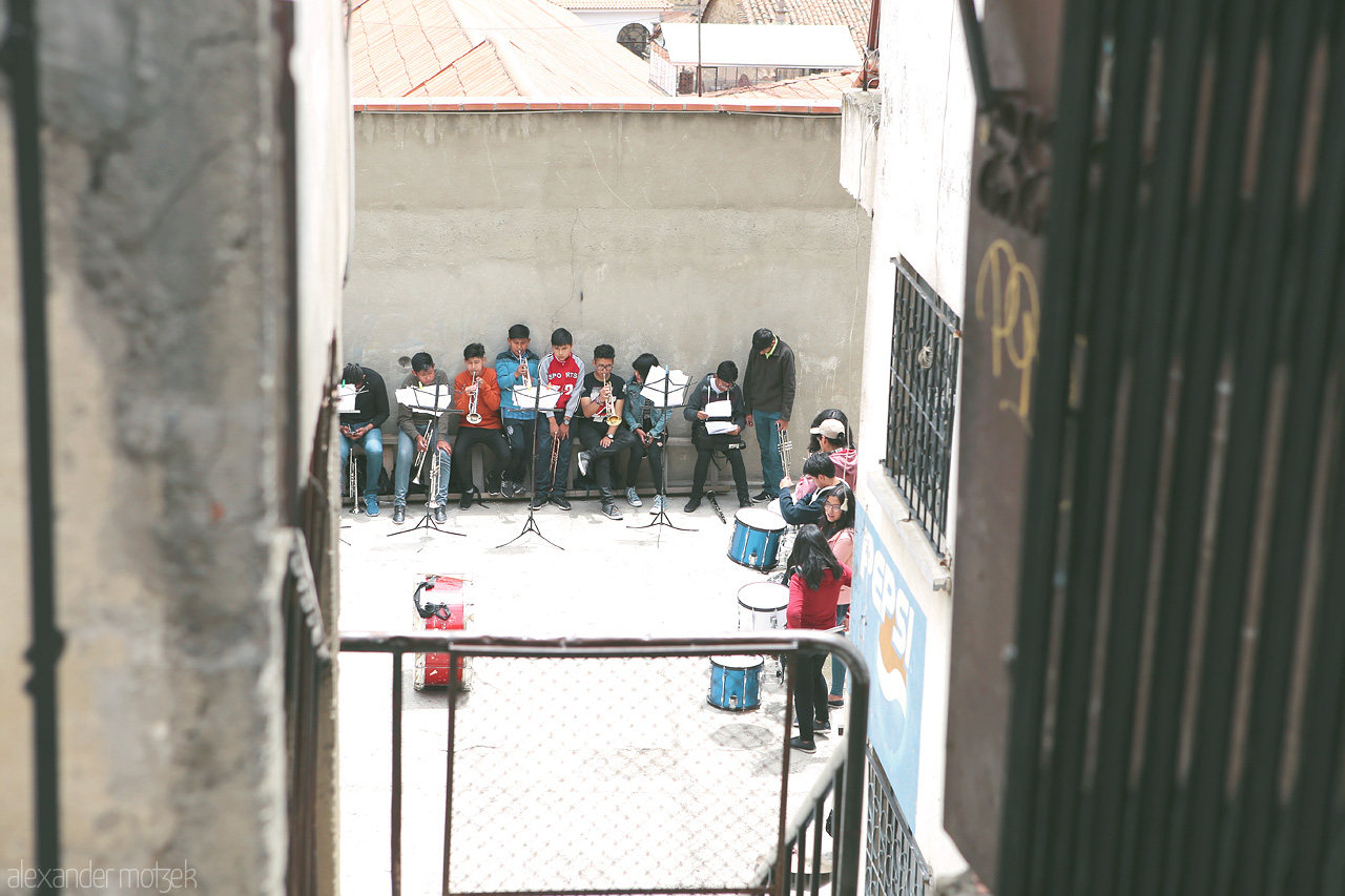 Foto von Schulkapelle spielt auf dem Schulhof in La Paz