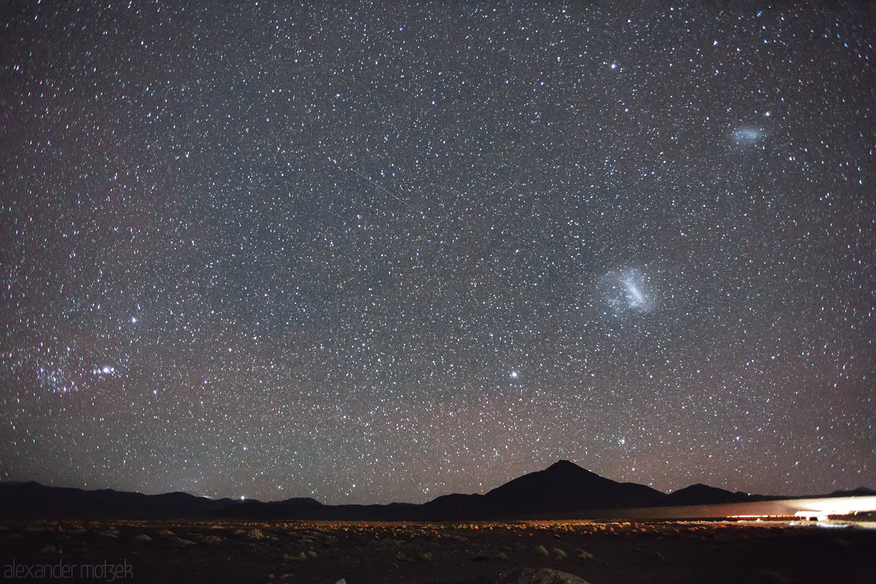 Foto von Sternenhimmel mit Nebeln in der Salzwüste Salar de Uyuni in Bolivien