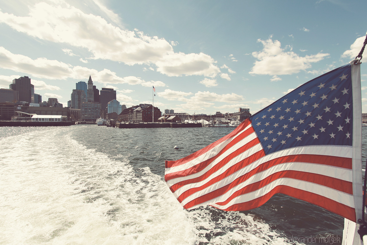 Foto von Amerikanische Flagge vor Boston