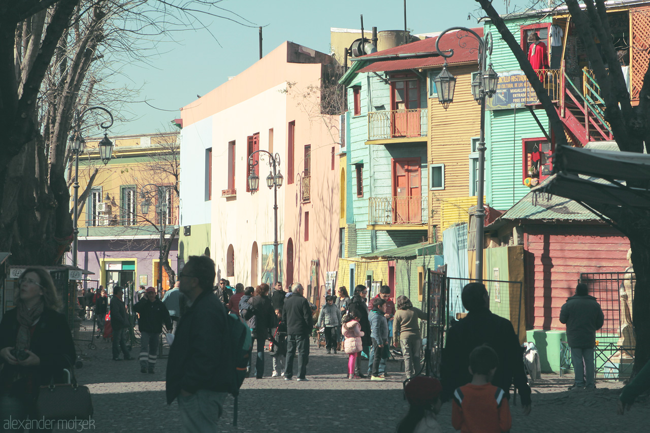 Foto von A vibrant street in La Boca, Buenos Aires, full of lively colors and bustling activity. A dance of culture and creativity in the heart of Argentina.