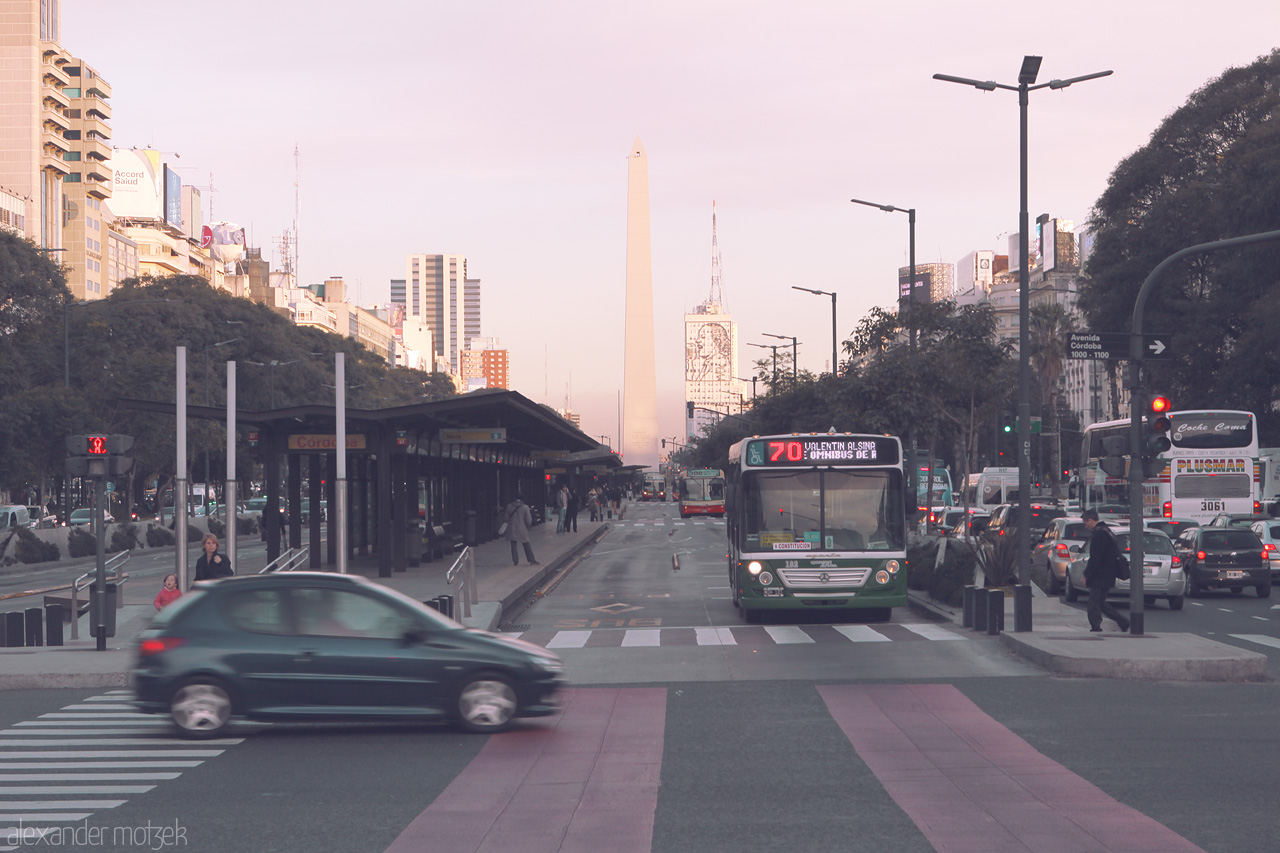 Foto von Bustling Buenos Aires scene with the iconic Obelisco in view, capturing urban life on a busy avenue.