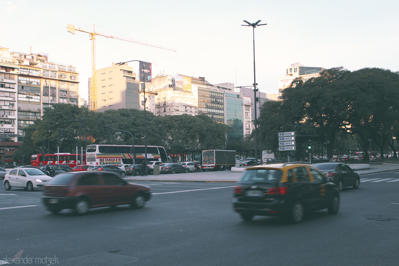 Foto von Bustling Buenos Aires street scene with moving traffic and city landscape, capturing the vibrant urban life.