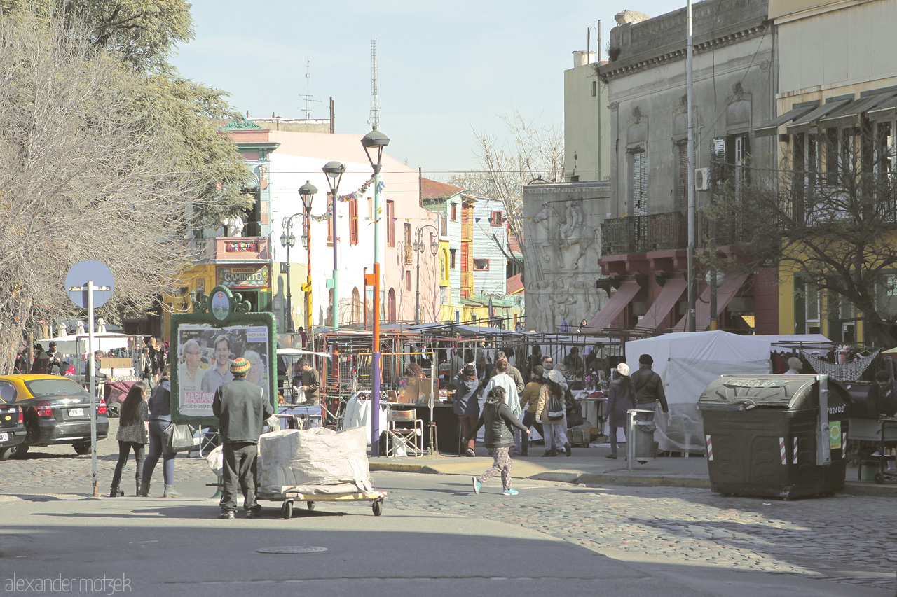 Foto von Bustling market scene in La Boca, Buenos Aires, showcasing vibrant streets and local life.