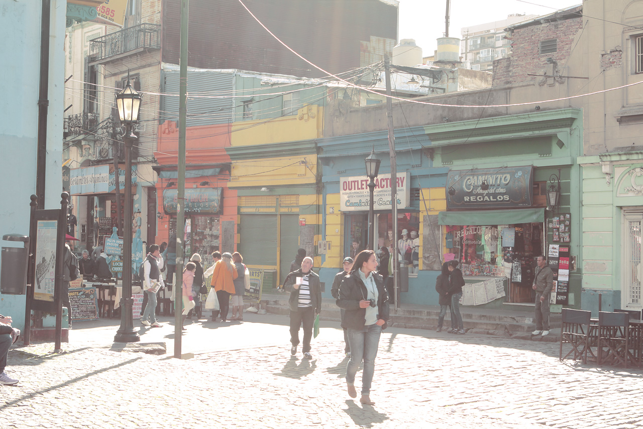 Foto von Bustling streets of La Boca, Buenos Aires, alive with vibrant colors and local charm.