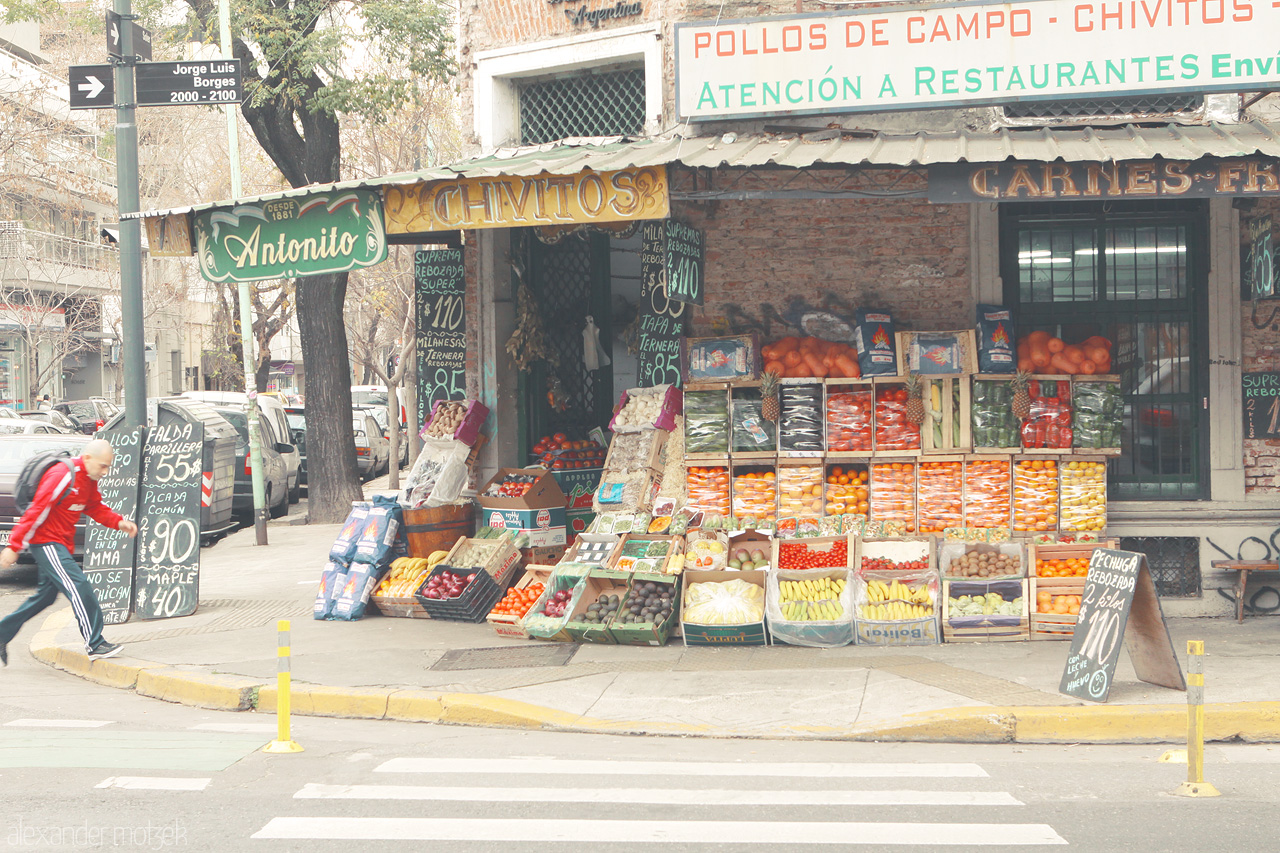 Foto von Vibrant street market in Buenos Aires displays colorful fruits and veggies, embodying local charm and flavor.