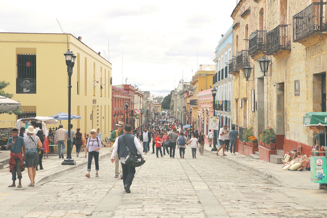 Calles Oaxaqueñas Foto von Bustling street life amidst the colorful heritage of Oaxaca de Juárez, Mexico, with locals and travelers alike.