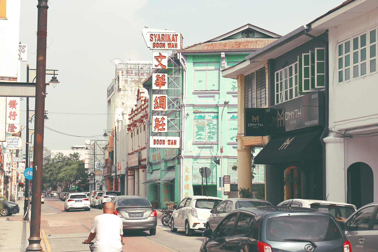 Foto von Bustling street life in Penang, Malaysia, where vibrant heritage shophouses stand gracefully along a busy corridor.